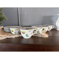 Denby Langley Spring Five | 5 Flache Tasse + Untertasse Set Steinzeug | Made in England Matt Weiß Grau Cottage Teetasse Grün 60Er Jahre von JadeandLoren