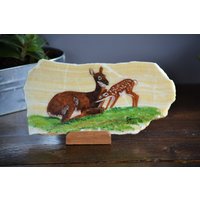 Donna Davis 1983 Auf Der Fünften Tag Stein Platte Malerei/Mutter Reh Und Rehkitz Kunst Vintage Dekor von JadeandLoren