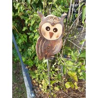 Eule Aus Holz Als Deko Für Den Garten. Sitz Auf Alustab Zum Einstecken Ins Gartenbeet Eule Aus Holz Als Deko Für Den Garten. Sitz Auf Alustab Zum Einstecken Ins Gartenbeet von Jagdgeschenke