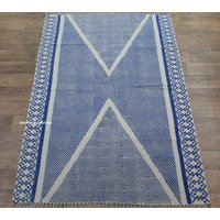Handgefertigter Teppich in Blau-Weiß, Aus Baumwolle Blau-Weiß Mit Blockprint-Muster von JaipurHandCraftsShop