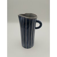 Arran Blau & Weiß Streifen Vase/Krug Von Jake Irving Ceramics von JakeIrvingCeramics