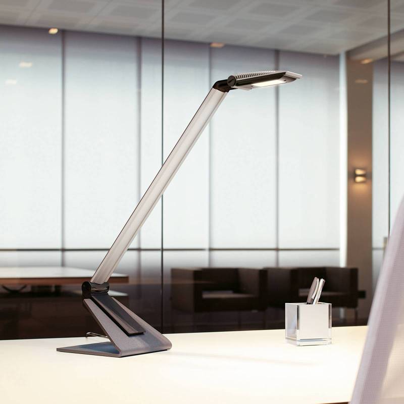 LED-Schreibtischleuchte MAULsolaris, silber, Höhe 64 cm von Maul
