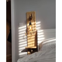 Schlafzimmer Nacht Tisch & Licht - Elegante Erleuchtung Mit Einem Rustikalen Finish von JamesSquared