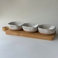 Set Von 3 Kleinen Handgefertigten Keramikschalen in Weiss Gesprenkelt Mit Holzbrett von JamiesPotteryStudio