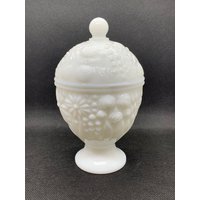 Milchglaskugelglas, Eiförmige Bedeckte Schale, Mit Blumen Geprägtes Avon Candy Dish von JammysTreasures