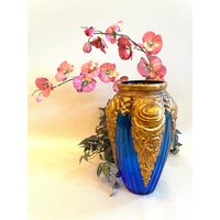 Blaue Und Goldene Art Deco Vase - Mit Erhabenem Vergoldetem Blumendekor-Auf Indigoblauem Glas-Für Blumenarrangements von JanWolfStudio