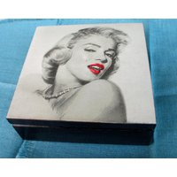 Holzbox Marilyn Monroe, Schmuckaufbewahrung, Handgemachtes Geschenk, Geschenk Für Marylin Monroe-Liebhaber Holzbox Marilyn Monroe, Schmuckaufbewahrung, Handgemachtes Geschenk, Geschenk Für Marylin Monroe-Liebhaber von JanaPysanky