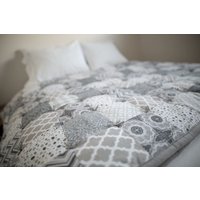 Maßangefertigte Flanell Patchwork Decke Handgefertigt, Handgebunden von JanandJillQuilts