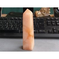 13 cm Aprikosen Calcit Turm Natürlicher Mineral Obelisk - Elegante Handgefertigte Schnitzerei Zur Dekoration Und Sammlung von JaneFisherMinerals