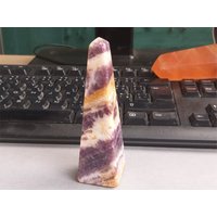 Amethyst Turm Obelisk Chalcedon Mineral Sammlung Elegante Polierte Natürliche Dekoration Druse Kristall Heilung von JaneFisherMinerals