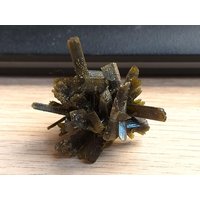 Epidot Kristallbildung Süßer Glänzender Cluster - Rohes Mineral Für Sammlung Und Wohndekor von JaneFisherMinerals