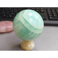 Handgemachte Pistaziencalcit-Kugel - Sammlerstück & Elegantes Dekor von JaneFisherMinerals