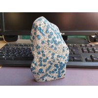 K2 Freeform 15 cm Natürlicher Durchscheinender Azurit Auf Granit - Elegante Handgefertigte Schnitzerei Für Sammlung Und Wohndekor von JaneFisherMinerals