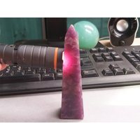 Lepidolith 12 cm Turm Obelisk Translucent Lila Kristall Carving Poliert Mineral Naturstein-Elegante Dekoration von JaneFisherMinerals