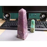 Lepidolith Turm 17cm Obelisk Lila Glimmer Natürliche Mineral Polierte Kristall Carving Funkelnden Stein-Elegante Dekoration von JaneFisherMinerals