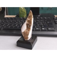Quarzkristall Druse Weißer Achat Funkelnde Elegante Dekoration Mineralstein Sammlung Holzständer von JaneFisherMinerals