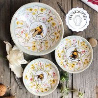 Cone Schüssel Und Flacher Teller Mit Hummelfeld Blumenmalerei Geschirr, Blumenfrühlingsmalerei Geschirr Von Janeandmery von JaneandMery