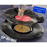 Etagere Aus Schallplatten, Zweistöckig, Lp's, Singles, Upcycling, Dekoration Für Tisch Und Buffet, Wohndeko Etagere Aus Schallplatten, Zweistöckig, Lp's, Singles, Upcycling, Dekoration Für Tisch Und Buffet, Wohndeko von JanesGiftIdeas