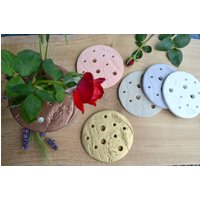 Blumenretter "Annie" Farbig Vasendeckel Für Gläser Dosen Blumenhalter Blumenstecker Drapierkünstler Blüten White Dekorativ Spring Summer Blumenretter "Annie" Farbig Vasendeckel Für Gläser Dosen Blumenhalter Blumenstecker Drapierkünstler Blüten White Dekorativ Spring Summer von Janetthatsgemacht