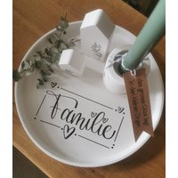 Dekoteller Familie Mit Häuschen Und Kerzenhalter Für Stabkerze Teelicht von Janetthatsgemacht