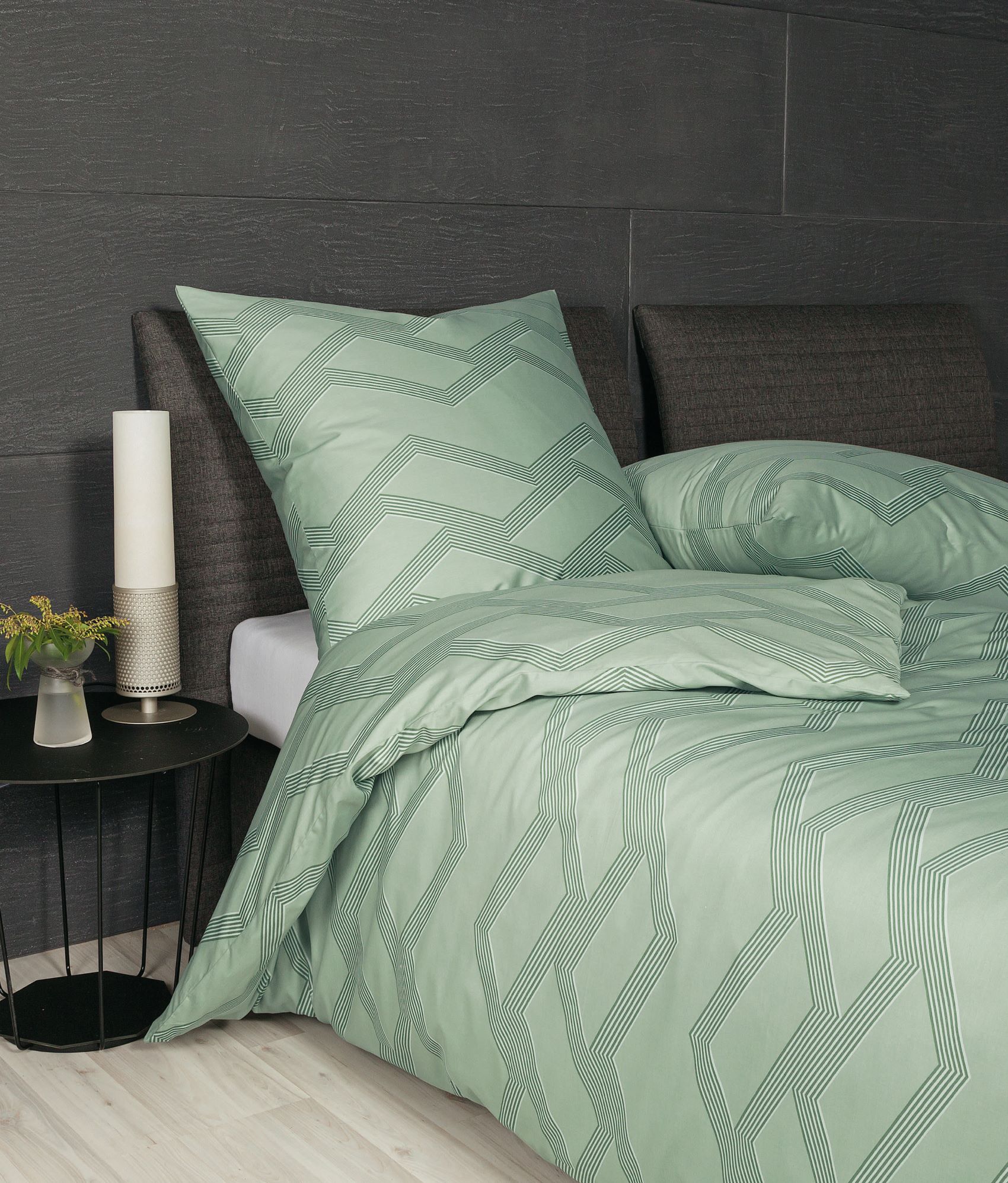 Janine J.D. Mako-Satin Bettwäsche 135x200 Rauten Zacken rauchgrün grün 87082-06 Janine J.D. Mako-Satin Bettwäsche 135x200 Rauten Zacken rauchgrün grün 87082-06 von Janine Design GmbH
