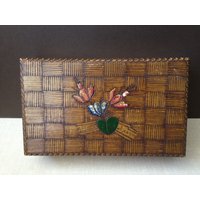 Geschnitzte Holz Trinket Box Handarbeit Mid Century Korb Webmuster Und Tulpen von JansVintageStuff