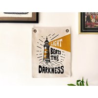 Light Beats The Darkness, Siebdruck Auf Leinwand Banner, Einzigartige Wandbehang, Leuchtturm Druck, Retro-Wanddeko von JanuaryBluesStudio
