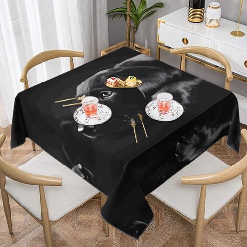 JaoXer Quadratische Tischdecke mit schwarzem Labrador-Welpen-Druck, perfekt für drinnen und draußen, Esstisch, Couchtisch und Bürokonferenzen JaoXer Quadratische Tischdecke mit schwarzem Labrador-Welpen-Druck, perfekt für drinnen und draußen, Esstisch, Couchtisch und Bürokonferenzen von JaoXer