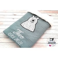 Babydecke Mit Namen "Bär Altgrün-Weiß Waffelpique-Teddyplüsch", Krabbeldecke, Kuscheldecke, Kinderwagendecke, Wickelunterlage Für Unterwegs von Jarkashop