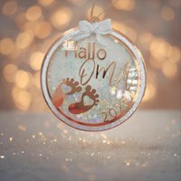 Personalisierter Shaker Weihnachtsanhänger Baby Announcement, Geschenk Oma Schwangerschaft, Individuelle Christbaumkugel Ø 8, 5 cm von JasisCollection