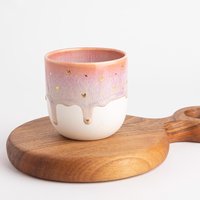 Handgefertigte Porzellantasse Einzigartige Kaffeetasse Rosa Weiß Goldakzent Handbemalte Keramik Geschenk Tropfglasur Handwerkliche Teeliebhaber von JasminsClayWorks