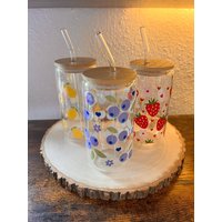 Trinklas Erdbeeren, Blaubeeren, Zitronen Trinkglas Mit Bambusdeckel Und Glasstrohhalm Trinklas Erdbeeren, Blaubeeren, Zitronen Trinkglas Mit Bambusdeckel Und Glasstrohhalm von JasminsSelfmade