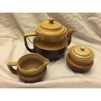 Vintage Canada Keramik Tee-/ Kaffee-Set Teekanne Milchkännchen Und Zucker von JasonsCollectables