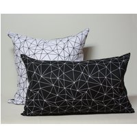 Stellar Schwarz Weiß Kissenbezug Modernes Sternmuster von JaspidStudio