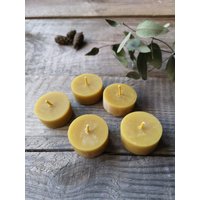 Set Von 4, 6, 10 Rein Bienenwachs Teelichtkerzen in Natürlichen, Roten Und Schwarzen Farben/Handgemachte Bienenwachskerzen/Handgemachte Set Von 4, 6, 10 Rein Bienenwachs Teelichtkerzen in Natürlichen, Roten Und Schwarzen Farben/Handgemachte Bienenwachskerzen/Handgemachte von JaujaLinen