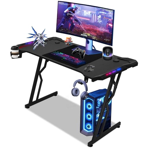 Jaxguom LED Gaming Tisch, 140 x 60 cm Gaming Schreibtisch,PC Tisch Gaming mit Kohlefaseroberfläche,Gamer Schreibtisch mit LED Z-Frame,Computertisch für Gamer mit Kopfhörerhaken und Getränkehalter von Jaxguom