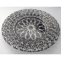 Sydenstricker Fused Handgefertigte Schwarze Blütenblätter Gänseblümchen Blumen Runde Glasplatte, Signiert Vom Künstler Sydenstricker Fused Handgefertigte Schwarze Blütenblätter Gänseblümchen Blumen Runde Glasplatte, Signiert Vom Künstler von Jaxsprats