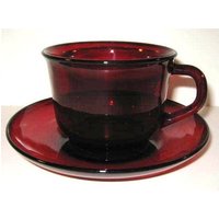 Vintage Arcoroc Ruby Red Glass Tasse Und Untertasse Set - Made in Frankreich von Jaxsprats