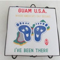 Vintage Guam Handgemalte Neuheit Sammlerstück Fliesen Mit Metallständer Halter von Jaxsprats