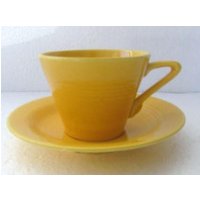 Vintage Harlekin Keramik Gelb Becher Und Untertasse Set von Jaxsprats