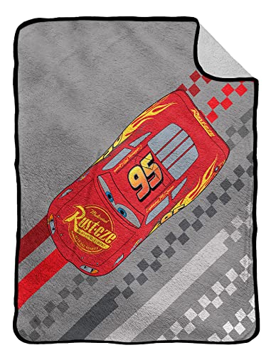 Jay Franco Disney Pixar Cars Renntag 130 x 150cm Flauschige Sherpa Fleece-Wurfdecke von Jay Franco