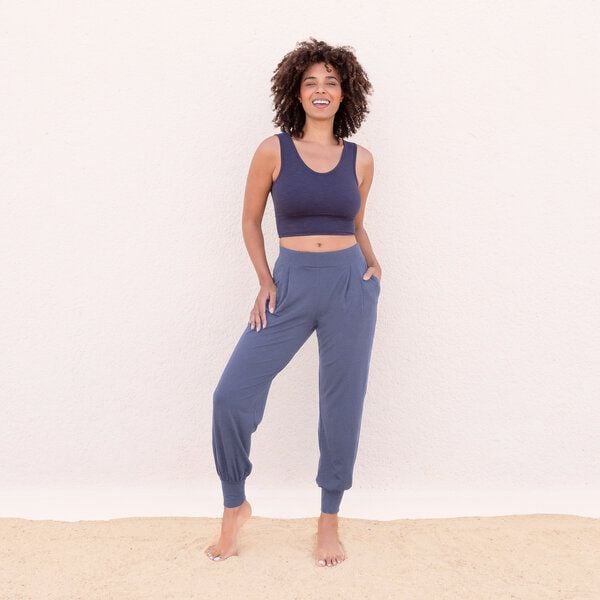 Jaya KURZES TOP SURYA - Bra/Croptop aus elastischer Biobaumwolle, Tankttop Stil vorne mit breiteren Trägern&raffiniertem Rücken von Jaya