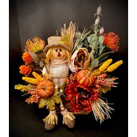 Tischschmuck Herbst Tischgesteck Deko Vogelscheuche Orange Gelb Blumen Erntedankfest von JazzabelleCreations