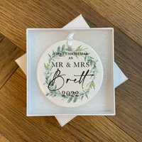 Personalisiertes Erstes Weihnachten Als Mr & Mrs Christbaumkugel - Weihnachtsschmuck Personalisierte Hochzeitsverzierung Weihnachtshochzeit von JeanAndMoon