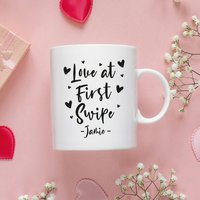 Personalisierte Liebe Auf Den Ersten Swipe Valentinstag-Tasse - Lustige Valentinstags-Geschenk Jahrestagsgeschenke Valentines-Tasse von JeanAndMoon