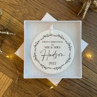 Personalisiertes Erstes Weihnachten Als Mr & Mrs Christbaumkugel - Weihnachtsschmuck Personalisierte Hochzeitsverzierung Weihnachtshochzeit von JeanAndMoon