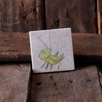 Grashüpfer - Naturstein Untersetzer Fliese Kachel Illustration Geschenk Grashüpfer - Naturstein Untersetzer Fliese Kachel Illustration Geschenk von JecoschIllustration