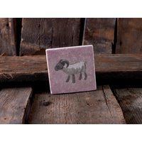 Heidschnucke - Naturstein Untersetzer Fliese Kachel Illustration Geschenk Heidschnucke - Naturstein Untersetzer Fliese Kachel Illustration Geschenk von JecoschIllustration