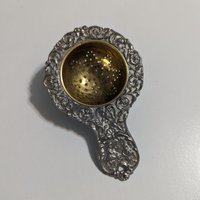 Antike Deutsche Silber Platte Verzierten Teesieb Made in Germany Futter Die Vögel Am Meer Geprägten Sieb Löffel von Jelifem