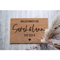 Kokos Fussmatte Für Paare Und Jahreszahl - Geschenk Einzug Umzug Mit Kleinem Herz Einweihungsgeschenk Hochzeitsgeschenk Zuhause von JelliesDesign